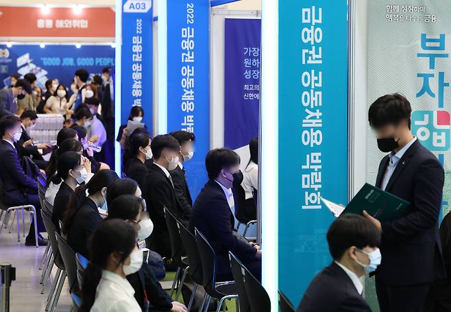 24일 서울 동대문디자인플라자에서 개막한 2022 금융권 공동채용 박람회를 찾은 구직자와 방문객들이 현장 면접을 위해 차례를 기다리고 있다. 코로나19 영향으로 비대면으로 진행돼 온 박람회는 올해 3년만에 대면 개최됐다. /연합뉴스