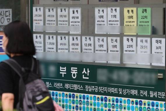 지난 5월 전국 확정일자를 받은 임대차계약 중 월세거래가 57.8%를 차지한 것으로 알려진 가운데 24일 서울의 한 부동산업체에 걸린 전월세 광고. /뉴시스