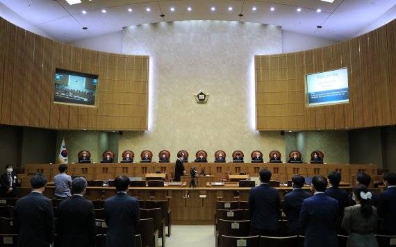 김명수 대법원장을 비롯한 대법관들이 지난 7월 21일 오후 서울 서초구 대법원에서 열린 전원합의체 선고를 위해 대법정에 배석해 있다./사진=뉴스1