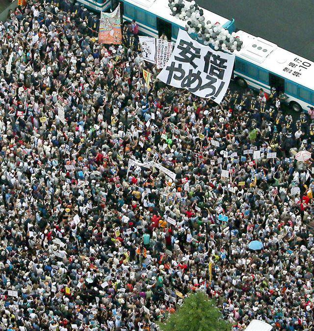 2015년 8월 30일 오후 일본 국회의사당 주변에 아베 신조 정권이 추진하는 안보법안에 반대하는 시위가 벌어지고 있다. 경찰이 버스로 차 벽을 만들어 시위대가 국회 의사당으로 접근하지 못하게 차단하고 있다. 연합뉴스 자료사진