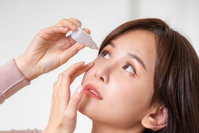 안약은 개봉 후 한 달 이내로 사용하고, 여러 가지 약을 동시에 처방받았다면 점안액→현탁액→유성 안약·안연고 순으로 넣어야 한다./사진=클립아트코리아
