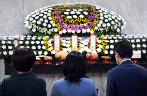 '수원 세 모녀' 빈소에 시민들이 찾아와 조문하고 있다. 연합뉴스