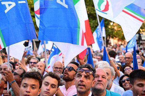 이탈리아 형제들의 지지자들. 우파 연합은 다음달 치러지는 총선에서 승리할 가능성이 크다. AFP=연합뉴스