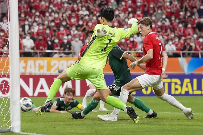 프로축구 전북 골키퍼 이범수(왼쪽)가 25일 아시아 챔피언스리그 4강전 우라와전에서 미친 선방을 펼쳤다. AP=연합뉴스