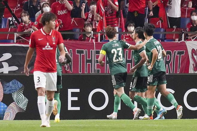 페널티킥 동점골을 터트린 전북 백승호(오른쪽 둘째). AP=연합뉴스