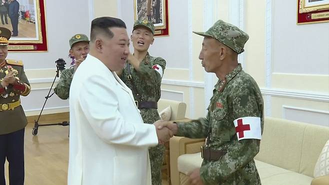 북한 김정은 국무위원장이 지난 18일 비상방역전에서 임무를 완수하고 위훈을 세운 군의부문(의무부대) 전투원들을 만나 격려하고 축하연설과 기념촬영을 했다고 조선중앙TV가 19일 보도했다. 연합뉴스