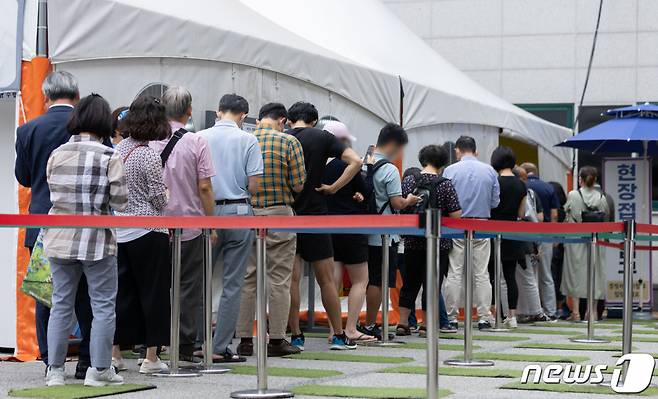 (서울=뉴스1) = 신종 코로나바이러스 감염증(코로나19) 신규 확진자가 13만9339명 발생한 24일 오전 서울 강남구보건소에 마련된 선별진료소를 찾은 시민들이 검사 순서를 기다리고 있다.