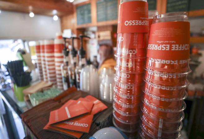 연말부터 식품접객업 및 집단급식소 매장 내 종이컵과 플라스틱 빨대 등의 사용이 금지된다. 서울시내 한 커피전문점에 일회용컵이 쌓여 있다./사진=뉴시스