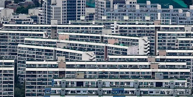 서울 은마아파트가 5년 만에 서울시 도시계획위원회 소위원회를 통과한 것으로 알려졌다. 25일 서울 강남구 대모산 전망대에서 은마아파트 일대가 보이고 있다. 임세준 기자