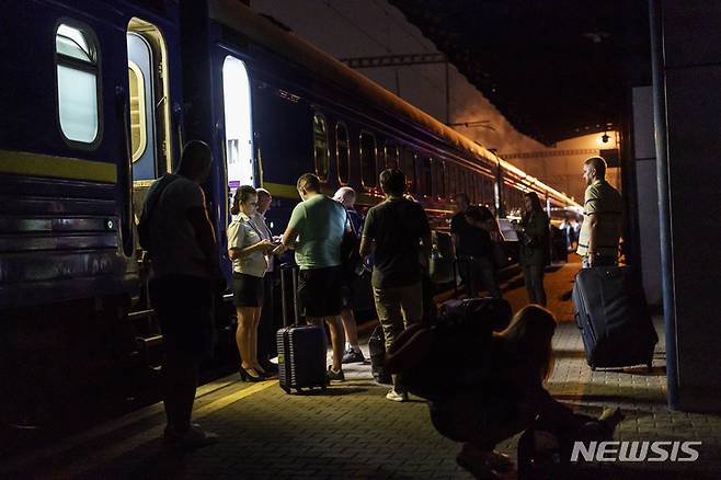 [키이우=AP/뉴시스] 독립기념일을 하루 앞둔 23일(현지시간) 우크라이나 키이우 기차역에서 사람들이 서부 르비우로 향하는 야간열차에 탑승하고 있다. 24일은 우크라이나가 구소련에서 독립한 기념일인 동시에 러시아와의 전쟁이 발발한 지 6개월 되는 날로 우크라이나 정부는 러시아의 공격을 염두해 기념행사를 금지했으며 민간인들은 키이우를 떠나고 있다. 2022.08.24.