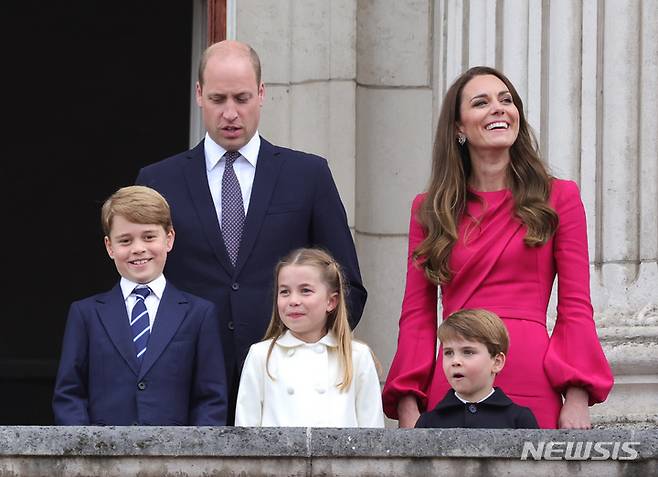 [런던=AP/뉴시스] 엘리자베스 2세 여왕의 플래티넘 주빌리에 버킹엄 궁전 발코니에 나타난 윌리엄 왕세손 부부 일가. 2022. 08. 25.