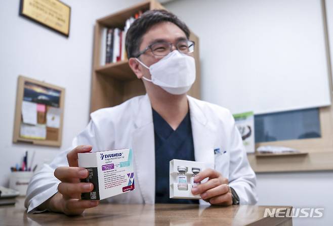 [서울=뉴시스] 정병혁 기자 = 윤석윤 순천향대학교서울병원 종양혈액내과 교수가 지난 8일 서울 용산구 순천향대학교서울병원에서 아스트라제네카(AZ)가 제조한 '이부실드'에 대해 설명하고 있다. 2022.08.08. jhope@newsis.com