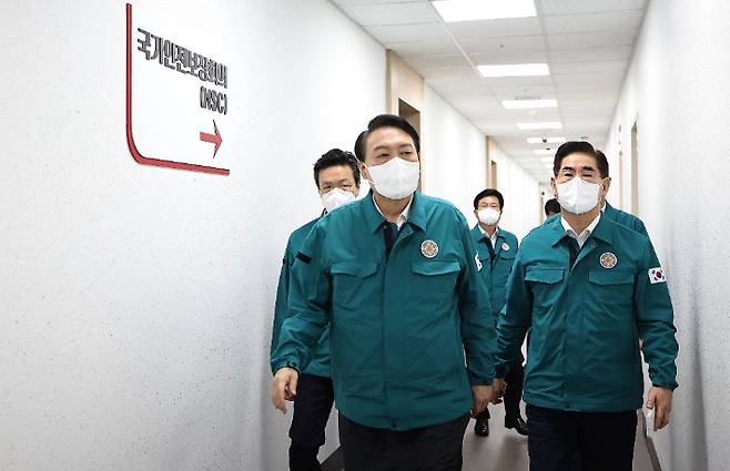 윤석열 대통령이 지난 22일 서울 용산 대통령실 청사 국가위기관리센터에서 열린 을지 국가안전보장회의(NSC)에 입장하고 있다. 대통령실 제공