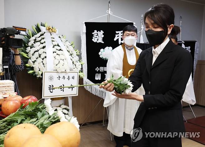 김건희 여사가 25일 경기 수원 권선구 수원중앙병원장례식장에 마련된 세 모녀의 빈소에 헌화하고 있다. - 연합뉴스
