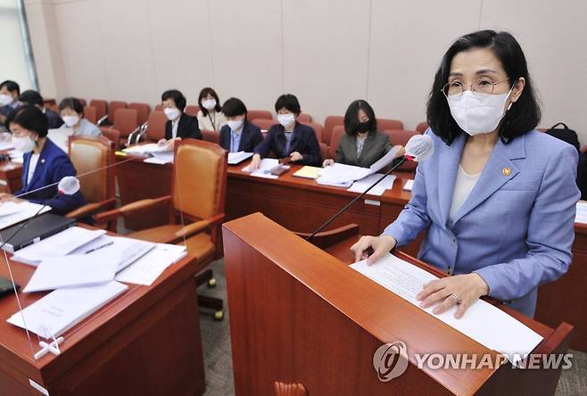 김현숙 여성가족부 장관 (서울=연합뉴스) 하사헌 기자 = 김현숙 여성가족부 장관이 18일 오전 서울 여의도 국회에서 열린 여성가족위원회 전체회의에서 2021회계연도 결산보고를 하고 있다. 2022.8.18 [국회사진기자단] toadboy@yna.co.kr