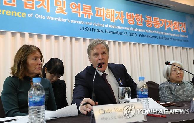 납북·억류 피해자 韓기자회견 참석했던 웜비어 부모 (서울=연합뉴스) 북한에 억류됐다가 혼수상태로 송환된 뒤 숨진 미국인 오토 웜비어의 부모인 프레드 웜비어와 신디 웜비어(왼쪽)가 지난 2019년 11월 22일 서울 중구 코리아나호텔에서 6.25전쟁납북인사가족협의회 주최로 열린 '납북·억류 피해자 공동 기자회견'에서 기자의 질문에 답하는 모습.