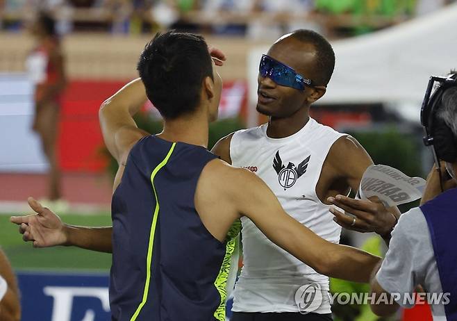 포옹하는 바심(오른쪽)과 우상혁 [로이터=연합뉴스 자료사진]