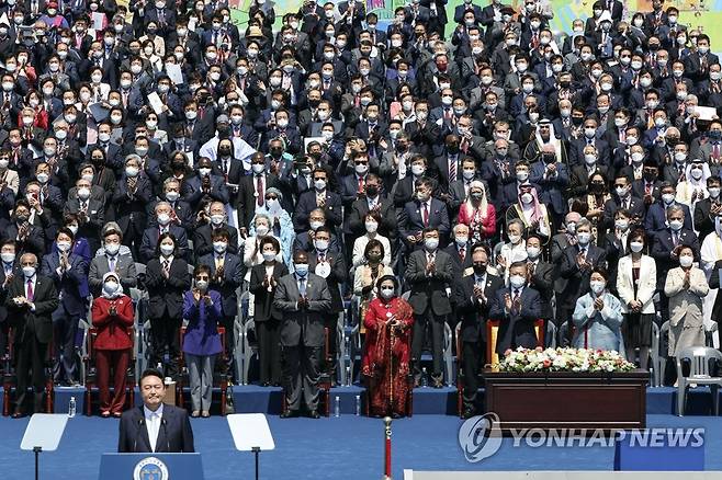 취임사하는 윤석열 대통령 (서울=연합뉴스) 하사헌 기자 = 윤석열 대통령이 10일 서울 여의도 국회에서 열린 제20대 대통령 취임식에서 취임사를 하고 있다. 2022.5.10 [국회사진기자단] toadboy@yna.co.kr