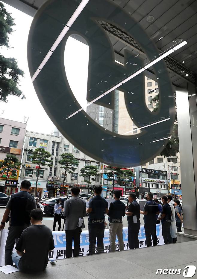 민주노총 서비스연맹 전국택배노조 조합원들이 25일 오전 서울 중구 한진택배 본사 앞에서 기자회견을 열고, 최소 생계대책 마련을 촉구하며 총력투쟁에 나설 것을 선포하고 있다. 택배노조는 오는 29일 본사 앞 확대간부 결의대회를 시작으로 특별수수료 인상 등 특단의 대책을 내놓을 때까지 총파업 등 총력투쟁을 전개할 계획이다. 2022.8.25/뉴스1 ⓒ News1 구윤성 기자