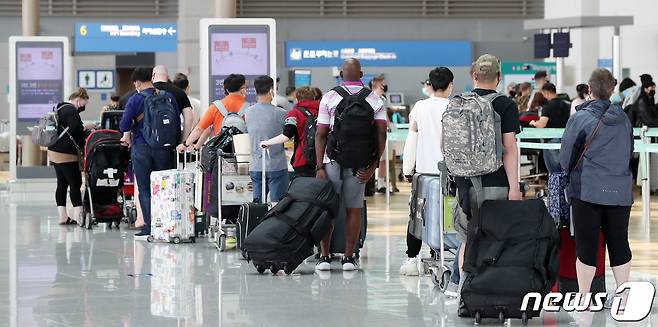 신종 코로나바이러스 감염증(코로나19) 백신 접종을 마친 사람이라면, 우리나라 혹은 상대국가의 국적기를 이용할 경우 자가격리 없이 여행을 할 수 있게 된다 2021.6.14/뉴스1 ⓒ News1 민경석 기자