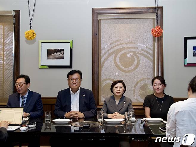 미 국무부 초청으로 워싱턴 DC를 방문한 여야 방미단. 왼쪽부터 김한정 더불어민주당 의원, 정진석 국회부의장, 김정재 국민의힘 의원 이재정 더불어민주당 의원. ⓒ 워싱턴특파원단 제공=뉴스1