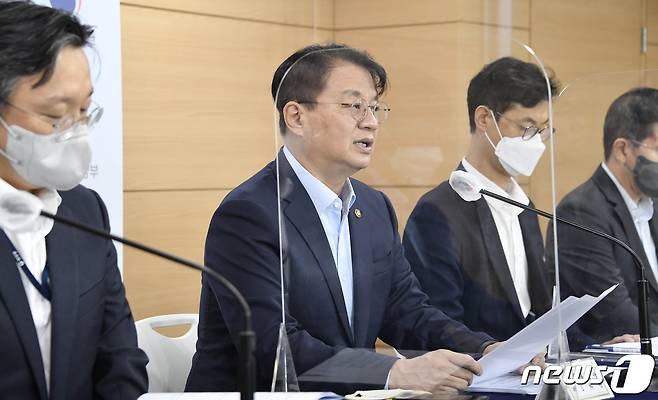 방기선 기획재정부 차관(왼쪽 두번째)이 25일 정부서울청사에서 열린 '경제 형벌규정 개선 추진계획 및 1차 개선 과제 사전브리핑'에서 주요내용을 발표하고 있다(기재부 제공).