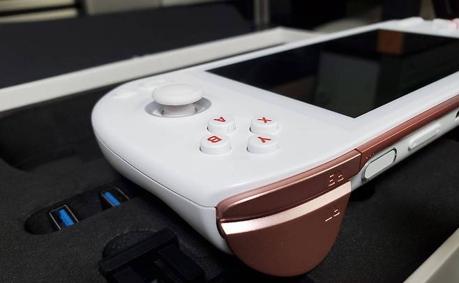 기기 마감이나 제품 완성도가 상당하다