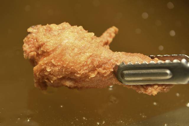 서울 시내의 한 치킨 프랜차이즈 가맹점에서 직원이 치킨을 튀기고 있다. 한지은 인턴기자