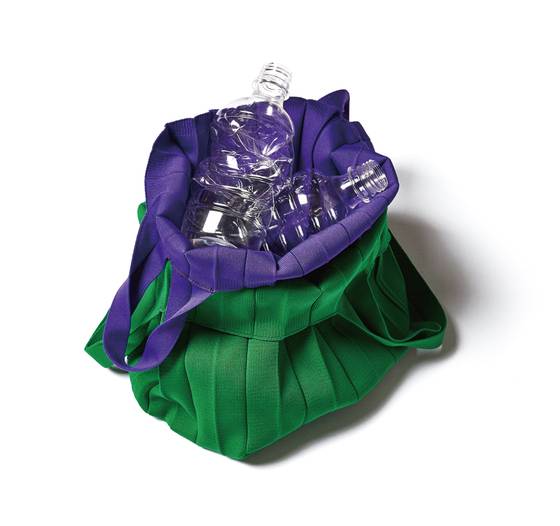 효성티앤씨가 플리츠마마와 협업해 플라스틱병 16개로 만든 친환경 가방 제품.