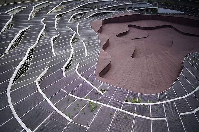 소니 A7m3, f/1.4, 1/2500초, ISO 100 촬영 결과, 좌측 하단 아래 철골 구조물이 옅게 보라색이 띄는데 이는 색수차의 영향이다. 억제하려면 f/2.0 이상을 활용하자. 출처=IT동아