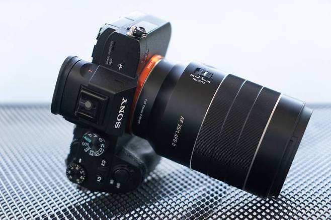 소니 FE 마운트용 35mm F1.4 렌즈 선택권은 그리 많지 않다. 그 중에서 그나마 가격 대비 성능비가 좋다. 출처=IT동아
