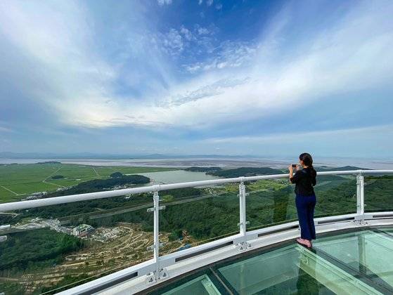 11월 완공 예정인 화개산 전망대. 바닥이 강화유리여서 아찔하다.