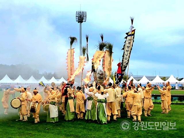 ▲ 직장인 70여명으로 구성돼 강원 예선에서 최우수상을 수상한 동해 북평원님답교놀이가 27일 전국대회 출전을 위한 발대식을 갖고 본격적인 연습에 돌입한다(사진은 2019년 9월 양양종합운동장에서 열린 강원민속예술축제에 참가해 공연하는 모습)