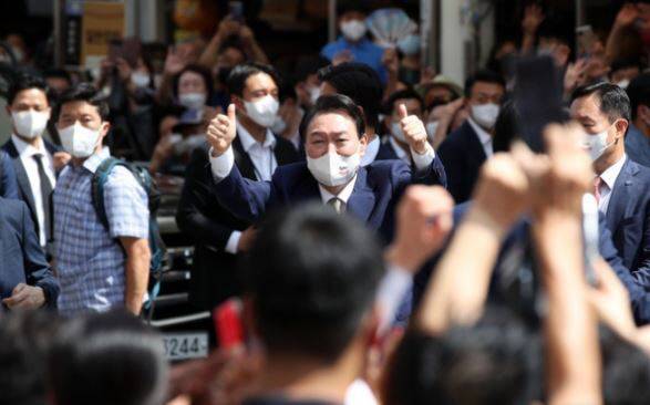 윤석열 대통령이 26일 대구 서문시장을 찾았다. [대통령실사진기자단]