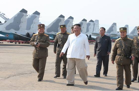 미국 전략국제문제연구소(CSIS) 산하 북한 전문사이트 ‘분단을 넘어’는 최근 위성사진을 토대로 북한이 평안남도 순천공군기지 활주로를 늘리는 등 확장공사를 진행중이라고 분석했다. 김정은 북한 국무위원장이 지난 2020년 4월 서부지구 항공 및 반항공사단 관하 추격습격기연대를 시찰하는 모습. [헤럴드DB]