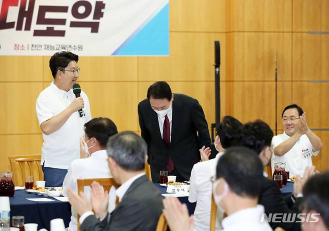 [천안=뉴시스] 전신 기자 = 윤석열 대통령이 25일 충남 천안 재능교육연구원에서 열린 국민의힘 국회의원 연찬회에 참석하며 의원들에게 인사하고 있다. 2022.08.25. photo1006@newsis.com