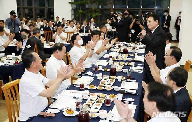 [천안=뉴시스] 전신 기자 = 윤석열 대통령이 25일 충남 천안 재능교육연구원에서 열린 국민의힘 국회의원 연찬회에 참석해 발언하고 있다. 2022.08.25. photo1006@newsis.com