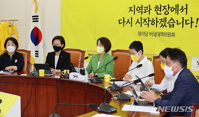 [서울=뉴시스] 김선웅 기자 = 정의당 이은주 비상대책위원장이 16일 서울 여의도 국회에서 열린 의원총회에서 발언하고 있다. (공동취재사진) 2022.08.16. photo@newsis.com