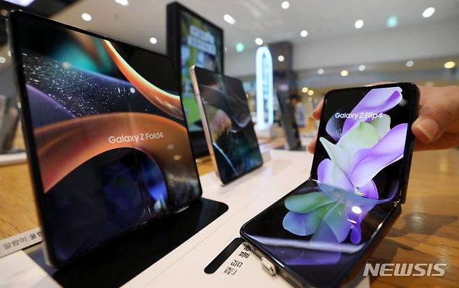 [서울=뉴시스] 추상철 기자 = 삼성전자의 폴더블폰 신작 '갤럭시Z플립4'와 '갤럭시Z폴드4'가 역대 폴더블폰 사전 판매 신기록을 경신했다. 23일 오후 서울 서초구 딜라이트에 '갤럭시Z플립4'와 '갤럭시Z폴드4'가 전시돼 있다. 2022.08.23. scchoo@newsis.com