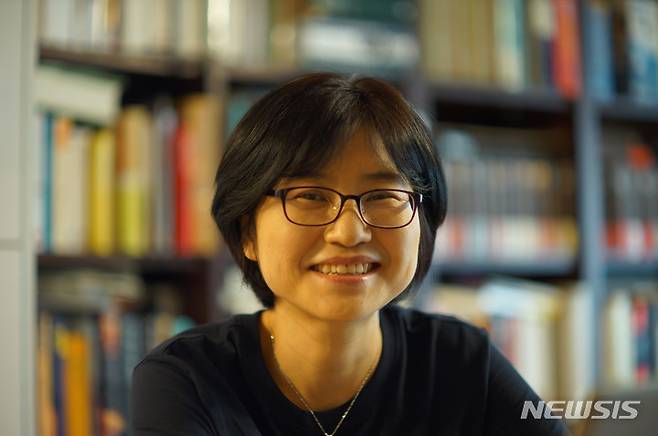 [통영=뉴시스] 신정철 기자= 경남 통영시 문학상운영위원회(위원장 강수성)는 26일, 한국문학사에 큰 업적을 남긴 통영출신 문학인의 정신을 기리고, 한국문학발전에 기여한 유능하고 역량 있는 작가들을 시상하기 위한 '2022 통영시문학상' 최종 수상작을 선정했다. 사진은 청마문학상 수상작 ‘도시가스’ 이수명 작가의 모습이다.(사진=통영시 제공).2022.08.26. photo@newsis.com