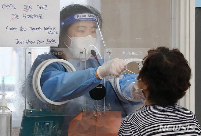 [서울=뉴시스] 권창회 기자 = 코로나19 신규 확진자가 11만3371명을 기록한 25일 오후 서울 중구 서울역 임시선별검사소에서 시민이 코로나19 검사를 받고 있다. 2022.08.25. kch0523@newsis.com