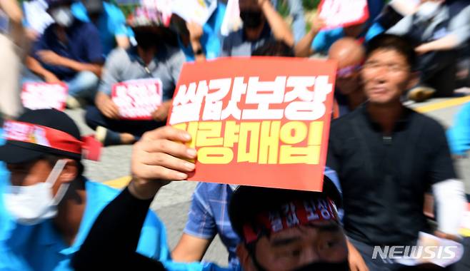 [영암=뉴시스] 김혜인 기자 = 26일 오전 전남 영암군 군서면에서 농민들이 '쌀값 폭락 규탄! 영암 농민 총궐기대회'를 열고 있다. 2022.08.26.hyein0342@newsis.com