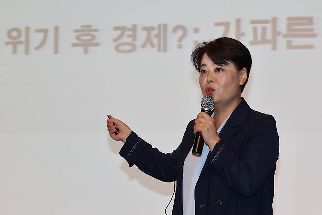 윤희숙 국민의힘 의원 연찬회 경제특강 (천안=연합뉴스) 백승렬 기자 = 윤희숙 전 KDI 교수가 25일 충남 천안시 재능교육연수원에서 열린 국민의힘 '2022 국회의원 연찬회'에서 경제특강을 하고 있다. 2022.8.25 srbaek@yna.co.kr (끝) 연합뉴스