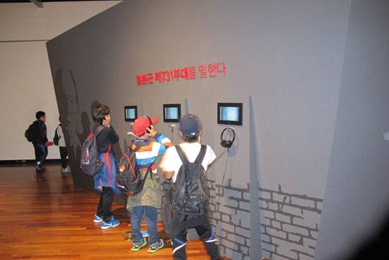 ⓒ독립기념관제공 천안 독립기념관에서 열린 ‘일본 제731부대의 세균전’ 전시회를 관람객들이 살펴보고 있다.