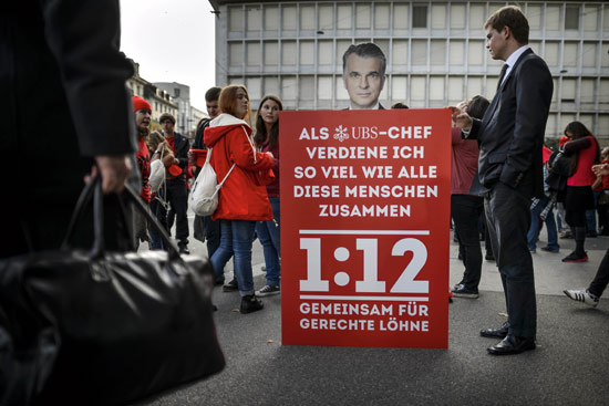 ⓒAFP Photo 11월2일 스위스 사민당 청년조직 JUSO 회원이 ‘1:12 법안’ 찬성 캠페인을 벌이고 있다.