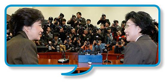 ⓒ연합뉴스 총선 때 국정원 직원들의 첫 번째 공격 대상은 야당을 이끌었던 한명숙 민주통합당 대표(위 오른쪽)였다. 박근혜 비대위원장(왼쪽)에 대해서는 어머니 이미지를 강조한 감성적 트윗을 자주 올렸다.