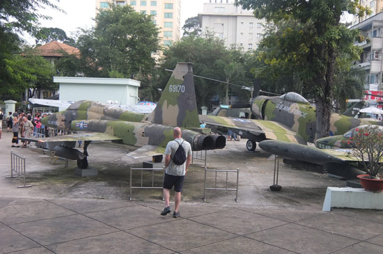 ⓒ시사IN 정희상 베트남 호찌민 시 전쟁기념관에 전시된 미군 폭격기.