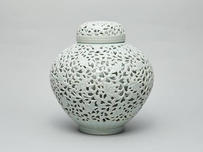 이종성 사기장의 백자 당초문 이중투각 유개호. 충주박물관 소장. 충주박물관 제공. 재판매 및 DB 금지