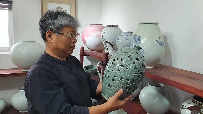 완성품 살피는 이종성 사기장 권정상 촬영