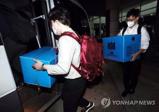 해경청 압수수색 마친 검찰 '서해 공무원 피격 사건' 기록 삭제·조작 의혹 등을 수사 중인 검찰이 해양경찰청에 대한 추가 압수수색에 나선 17일 오후 인천시 연수구 해양경찰청에서 검찰 관계자들이 압수수색을 마치고 압수품을 차량으로 옮기고 있다. [연합뉴스 자료사진]